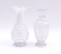 Zwei Vasen mit weißem Emaildekor