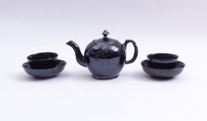 Teekanne mit zwei Koppchen und Unterschalen