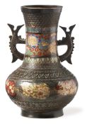 Archaisierende Vase mit Blütendekor