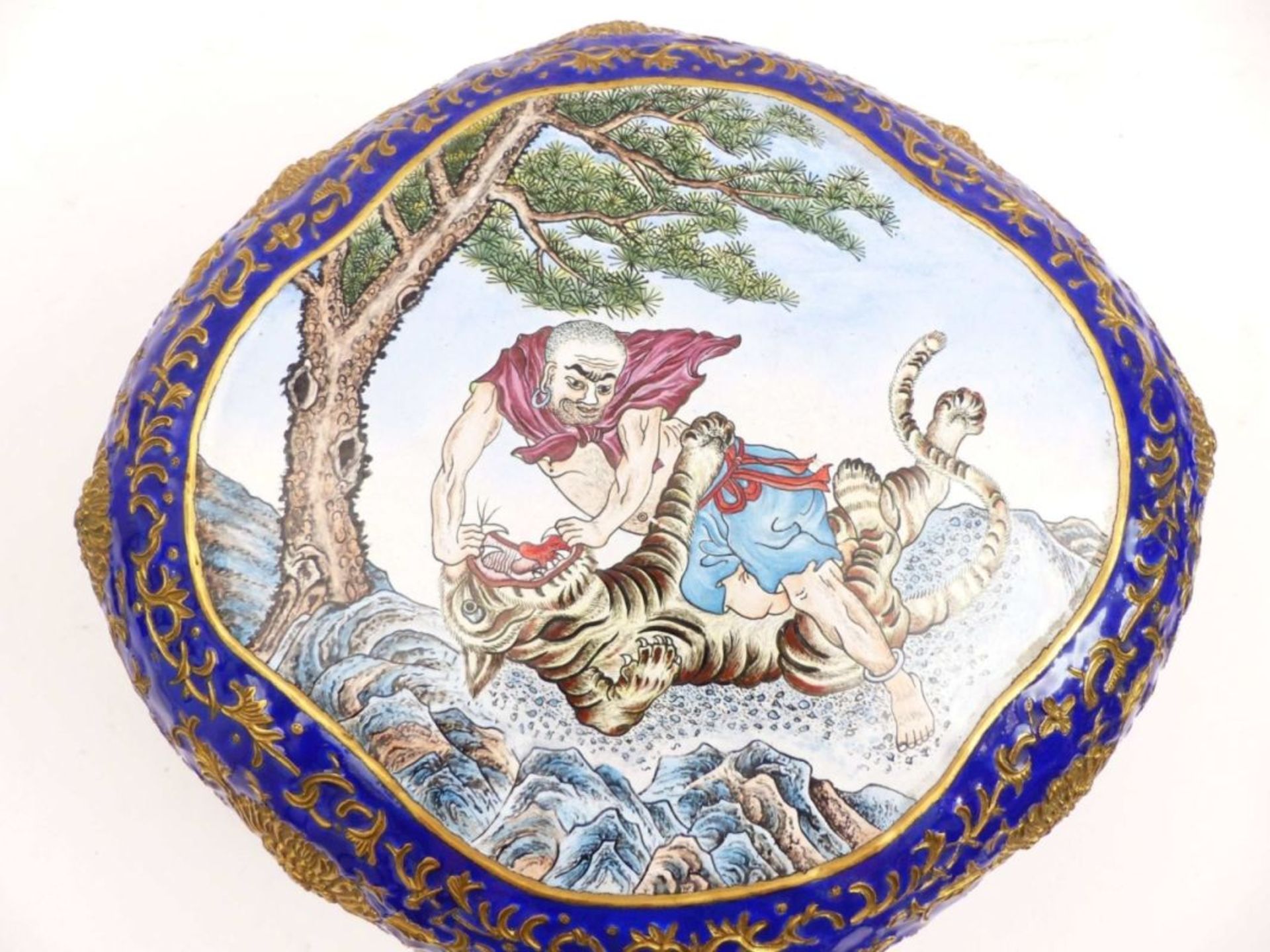 Große Cloisonné-Dose mit Tigerkampf, China, Qing-Dynastie, 18. /19. Jh. - Bild 6 aus 9
