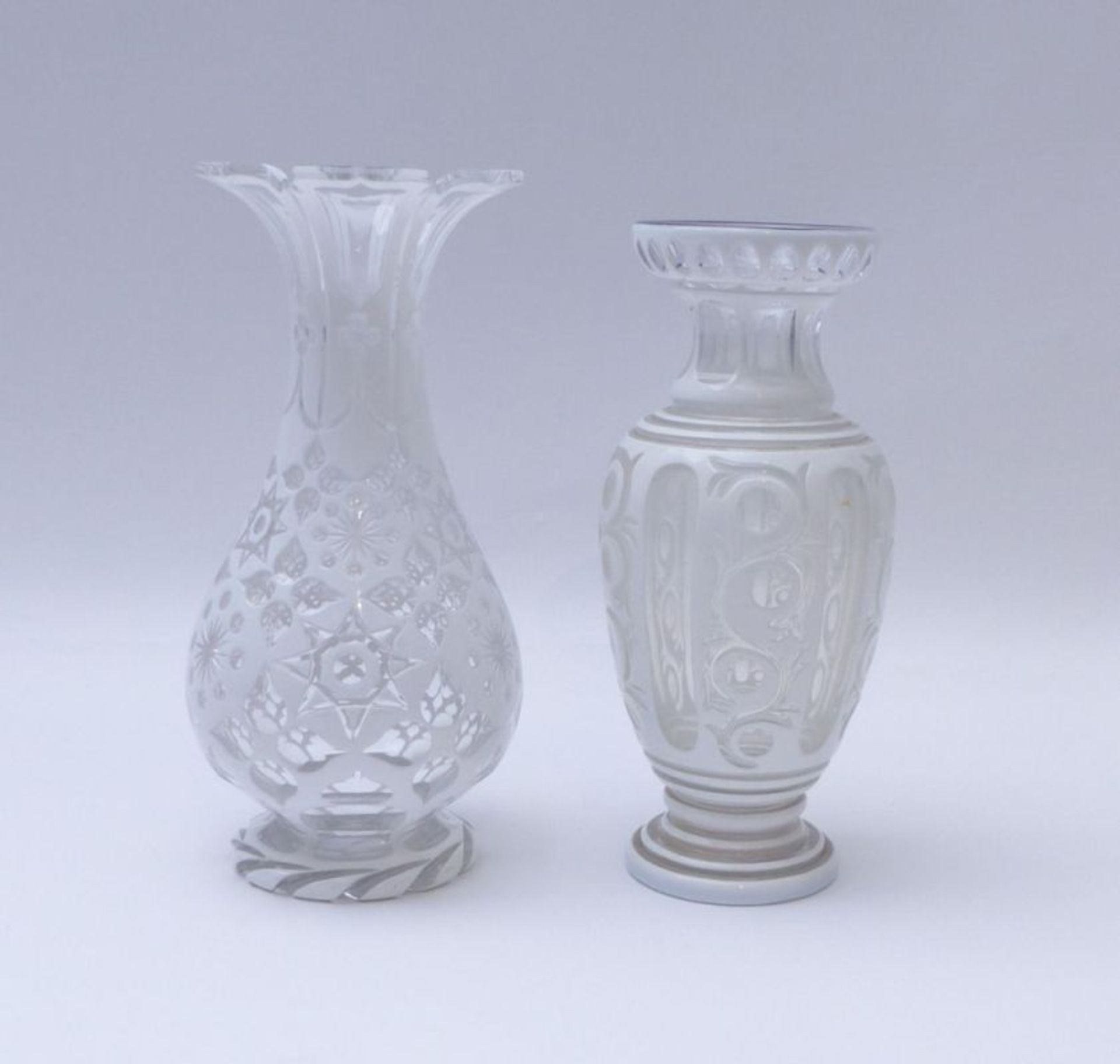 Zwei Vasen mit weißem Emaildekor, Böhmen, 20. Jh. - Image 2 of 3