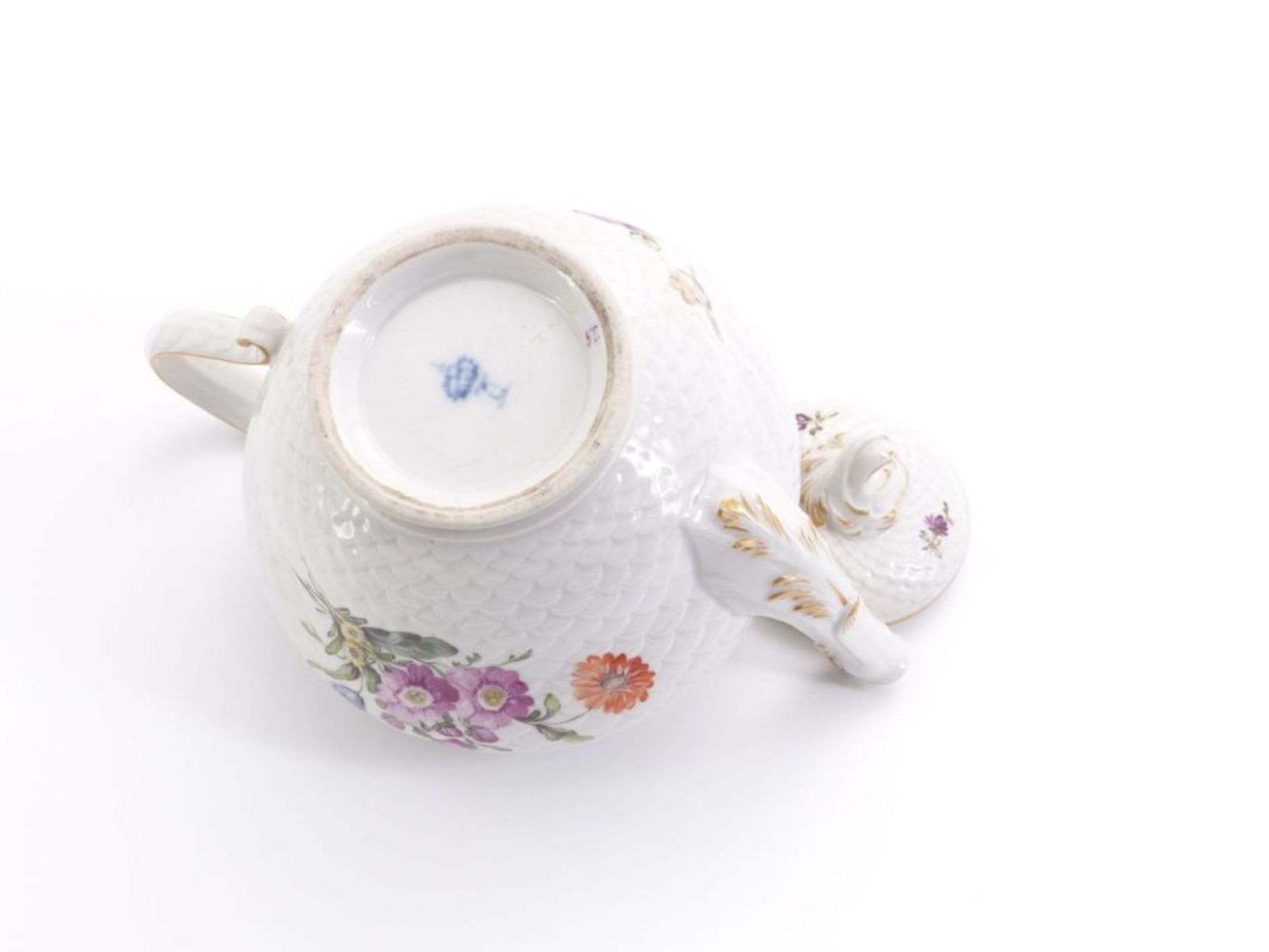 Kleine Teekanne mit Blumendekor, Ludwigsburg, 2. H. 18. Jh. - Bild 3 aus 3