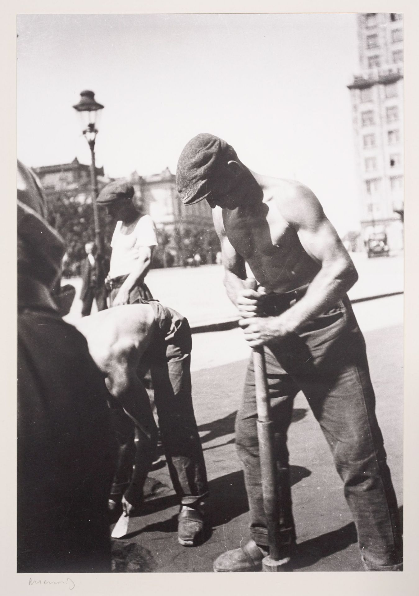 Albert Hennig "Straßenarbeiter auf dem Roßplatz in Leipzig". 1930.