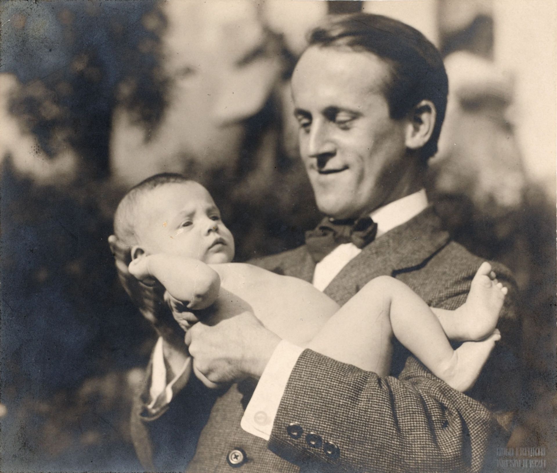 Hugo Erfurth, Der Künstler Otto Schubert mit Sohn Tyll. 1920.