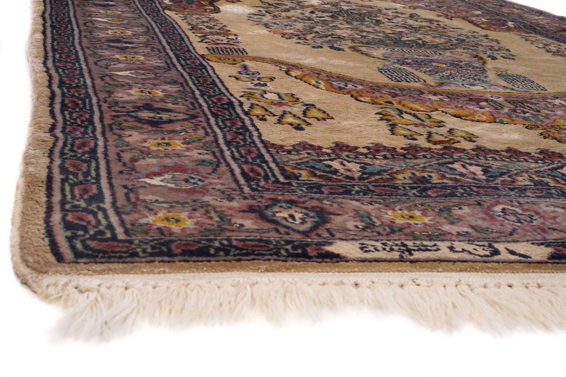 Teppich mit Vasenmotiv. In der Art von Hereke, wohl Türkei. Wohl 20. Jh. - Image 3 of 5