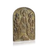 Reliefplatte mit thronendem Bodhisattva auf Lotos und Begleitfiguren. China. Wohl späte Ming-Dy...