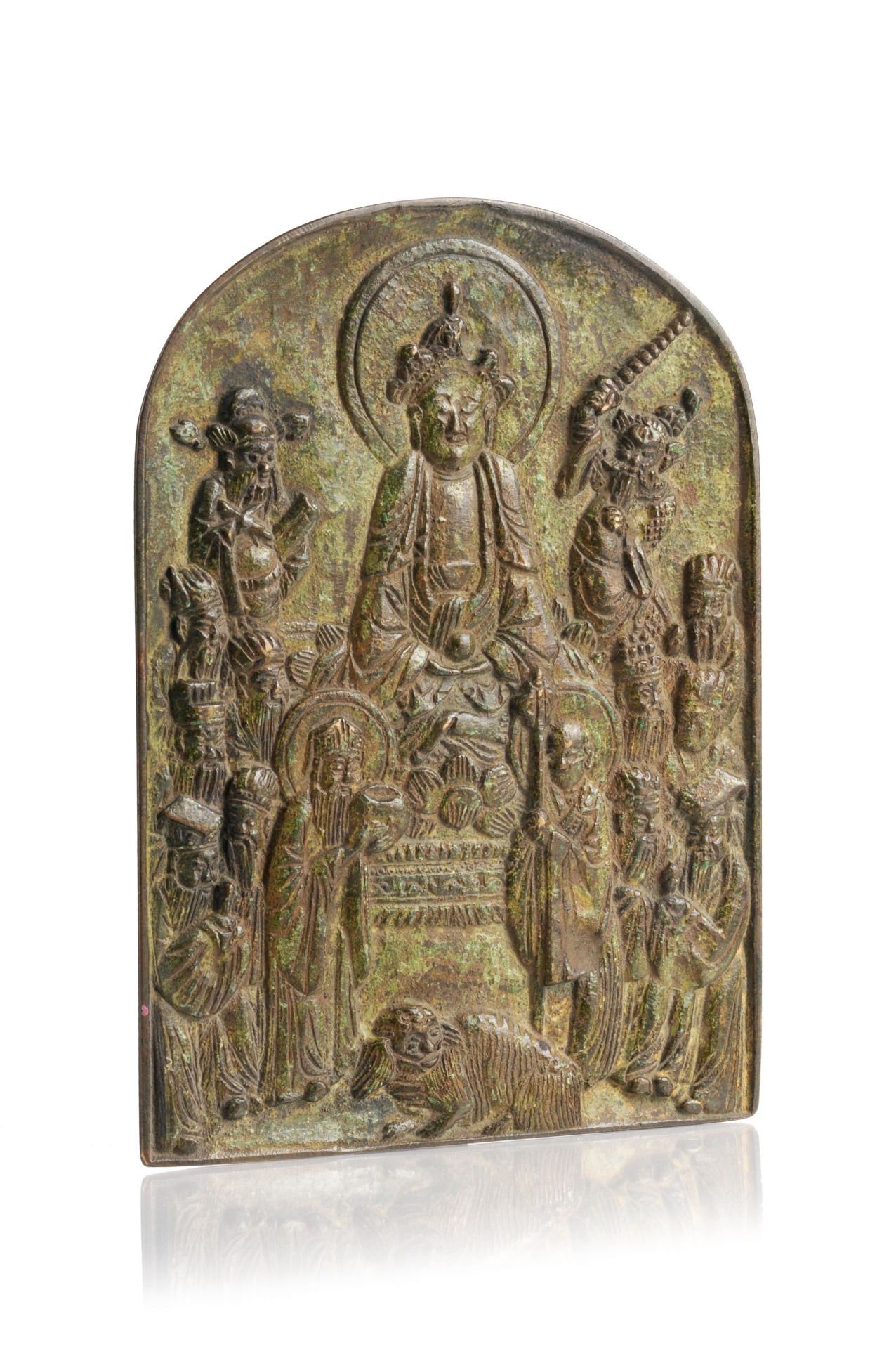 Reliefplatte mit thronendem Bodhisattva auf Lotos und Begleitfiguren. China. Wohl späte Ming-Dy...