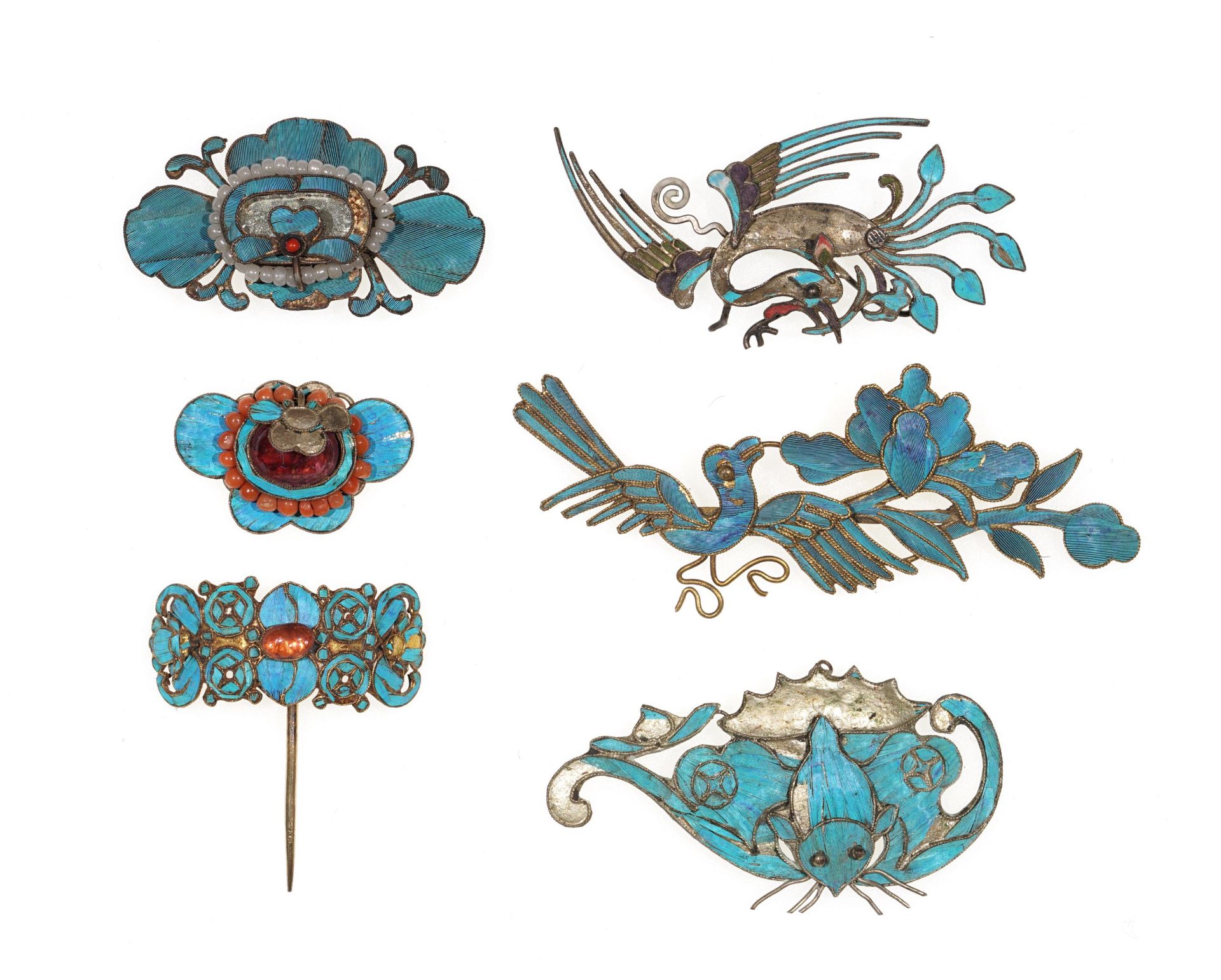 Fünf Broschen und eine Haarnadel mit Eisvogelfedern. China. Wohl späte Qing Dynastie. 1644-1912.