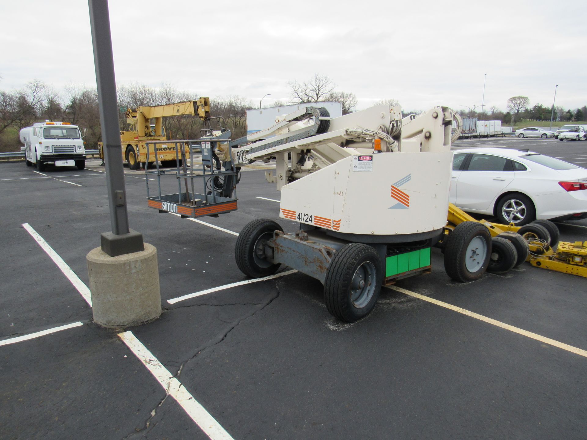 Simon Aerials Man Lift, Lift Capacity = 500 Lb, Model #41724E, S/N #DDA00132, Max Working Height =