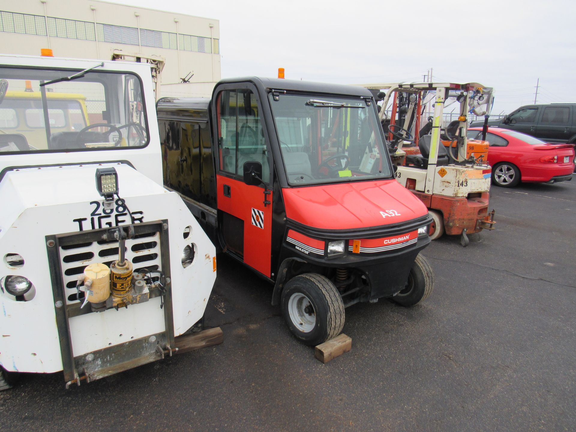 Cushman 2007 Enclosed Golf Kart, Hours = 2690, Displacement = 660cc - Image 2 of 10