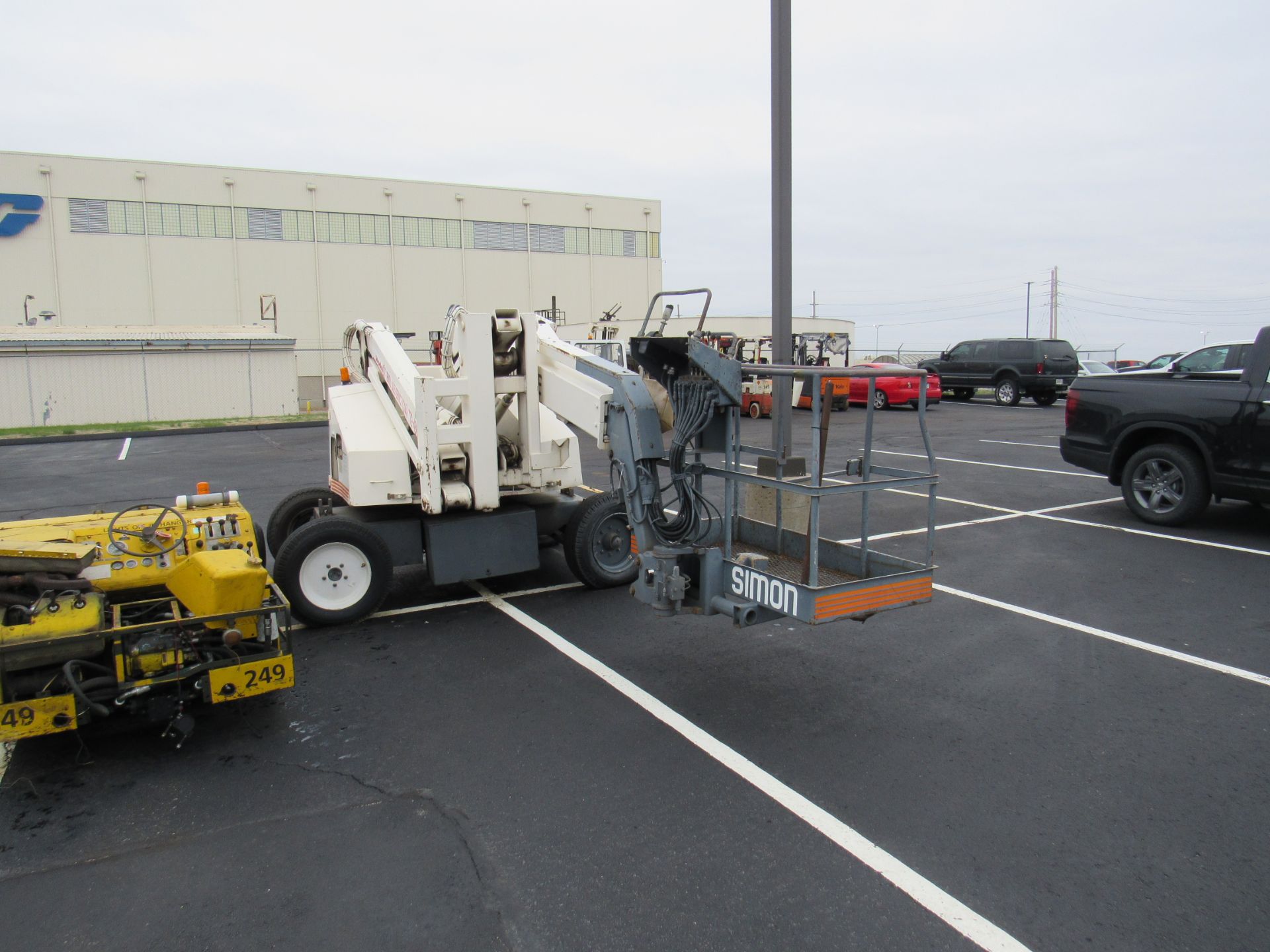 Simon Aerials Man Lift, Lift Capacity = 500 Lb, Model #41724E, S/N #DDA00132, Max Working Height = - Image 3 of 10