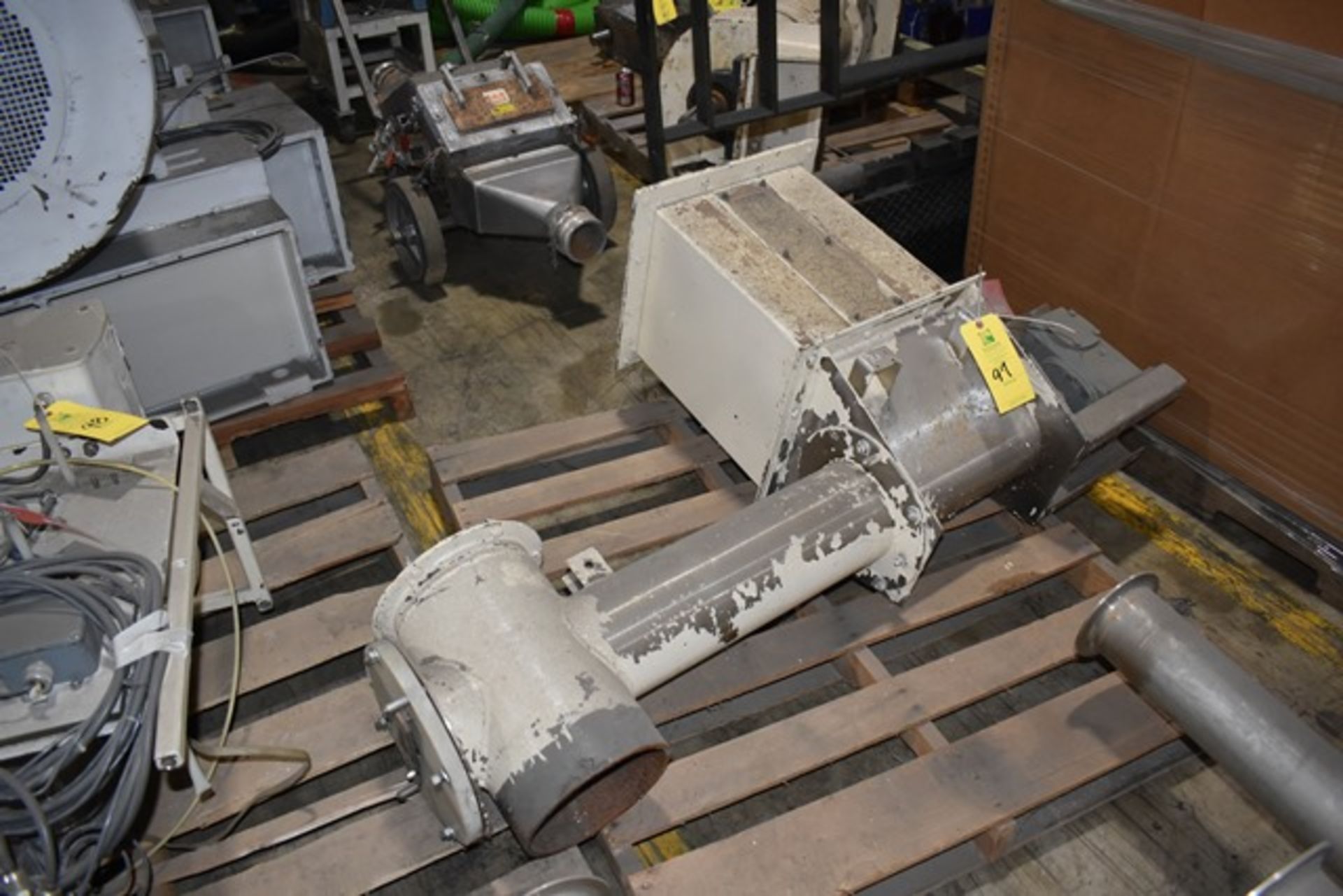 Hopper w/42" Auger Type Screw Conveyor. Rigging/Loading Fee: $25