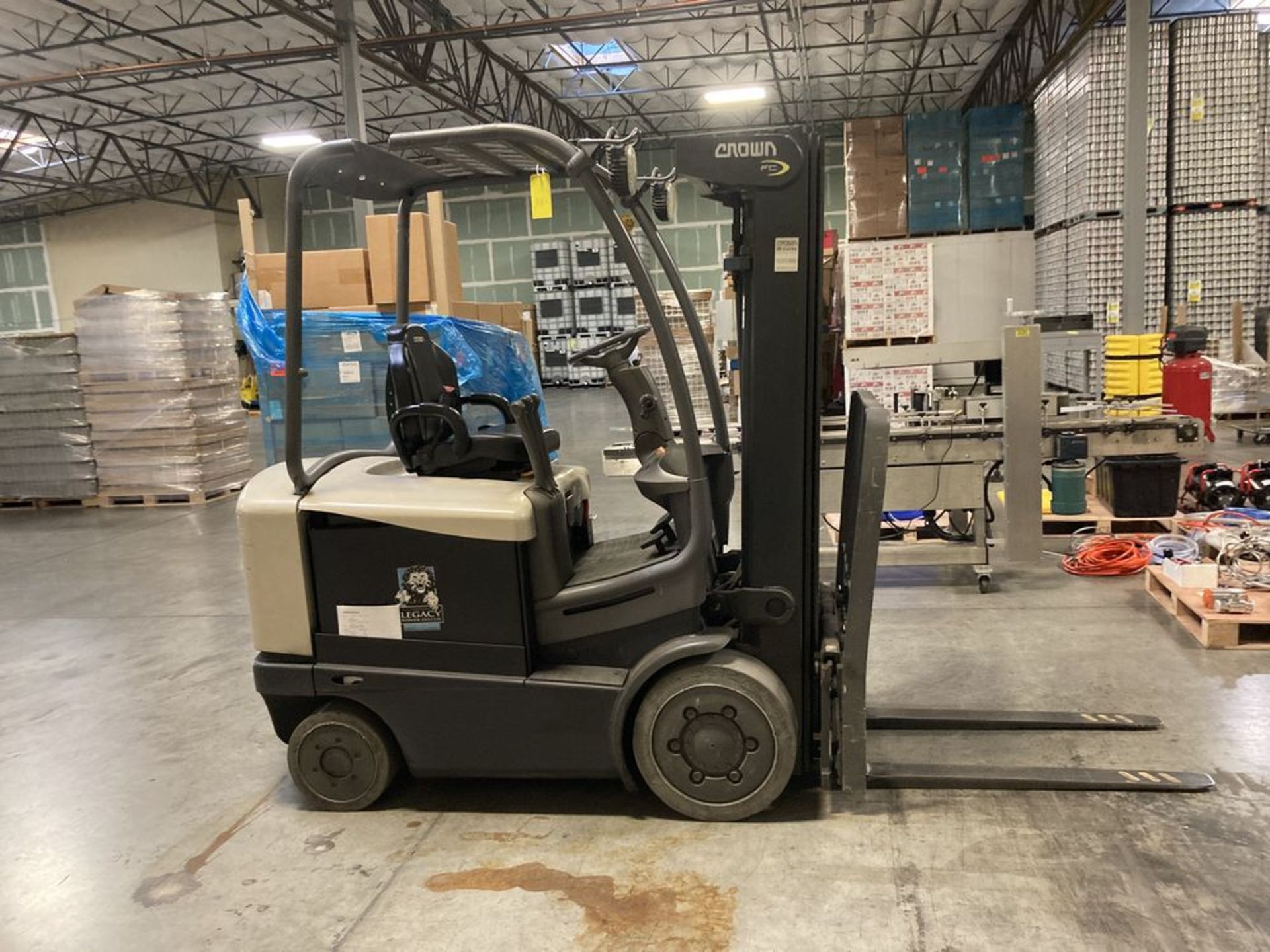 Crown electric fork truck with charger, model FC 4500 series, cascade side shifter 55F-SSS-A060,