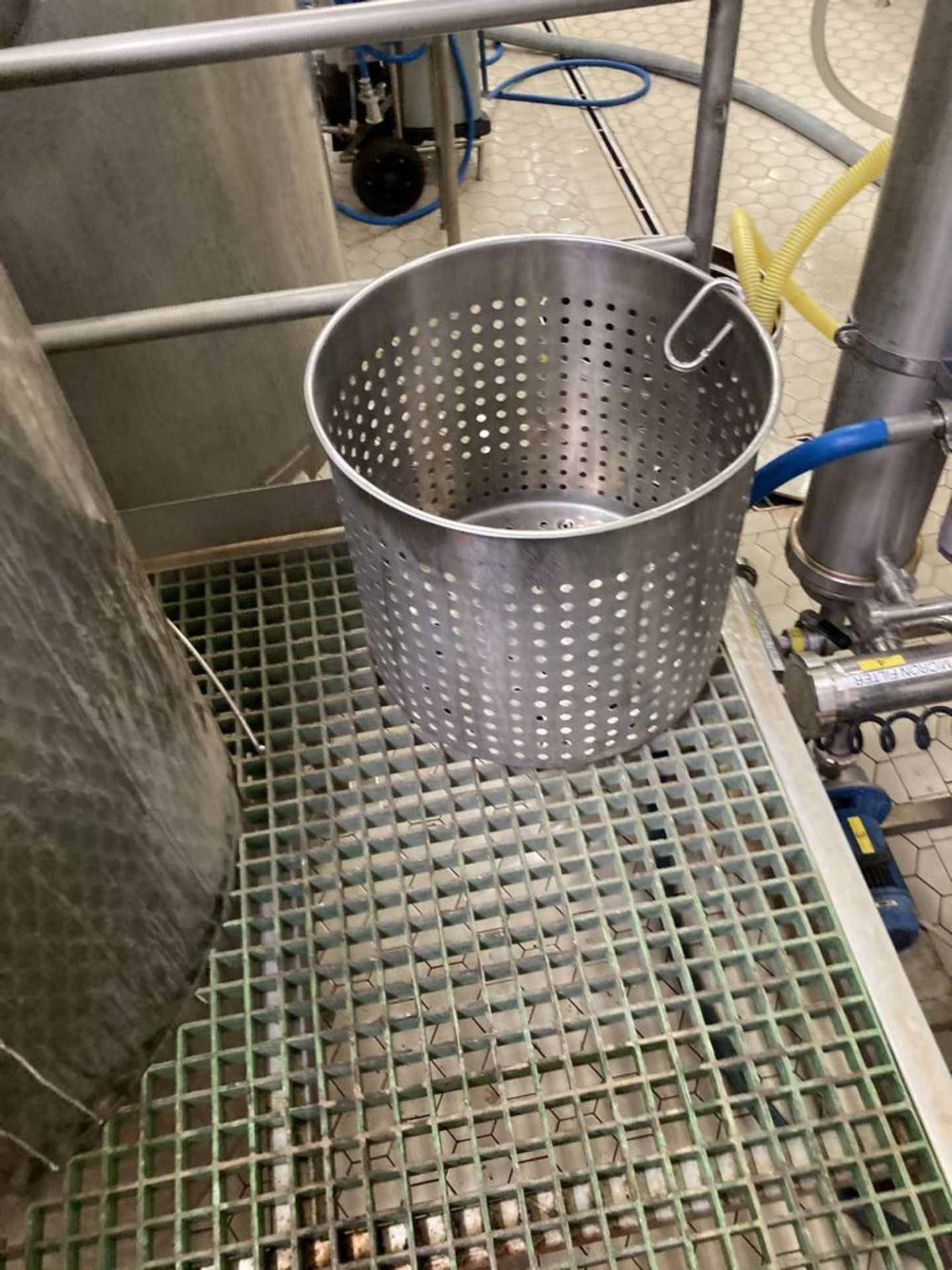 Tea kettle with platform with strainer basket, 200 gallons, NOTE: CONTROL PANEL TIED IN WITH CIP - Image 8 of 9