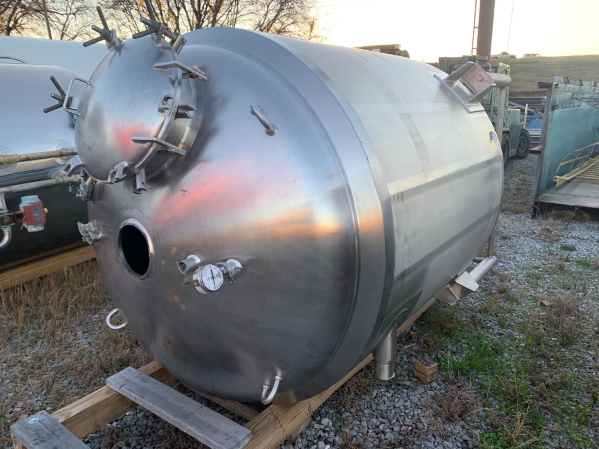 Approx 7’ x 5’5 800 Gal APV Crepaco Stainless Steel Vessel Tank Manuf: APV Crepaco Capacity: 8