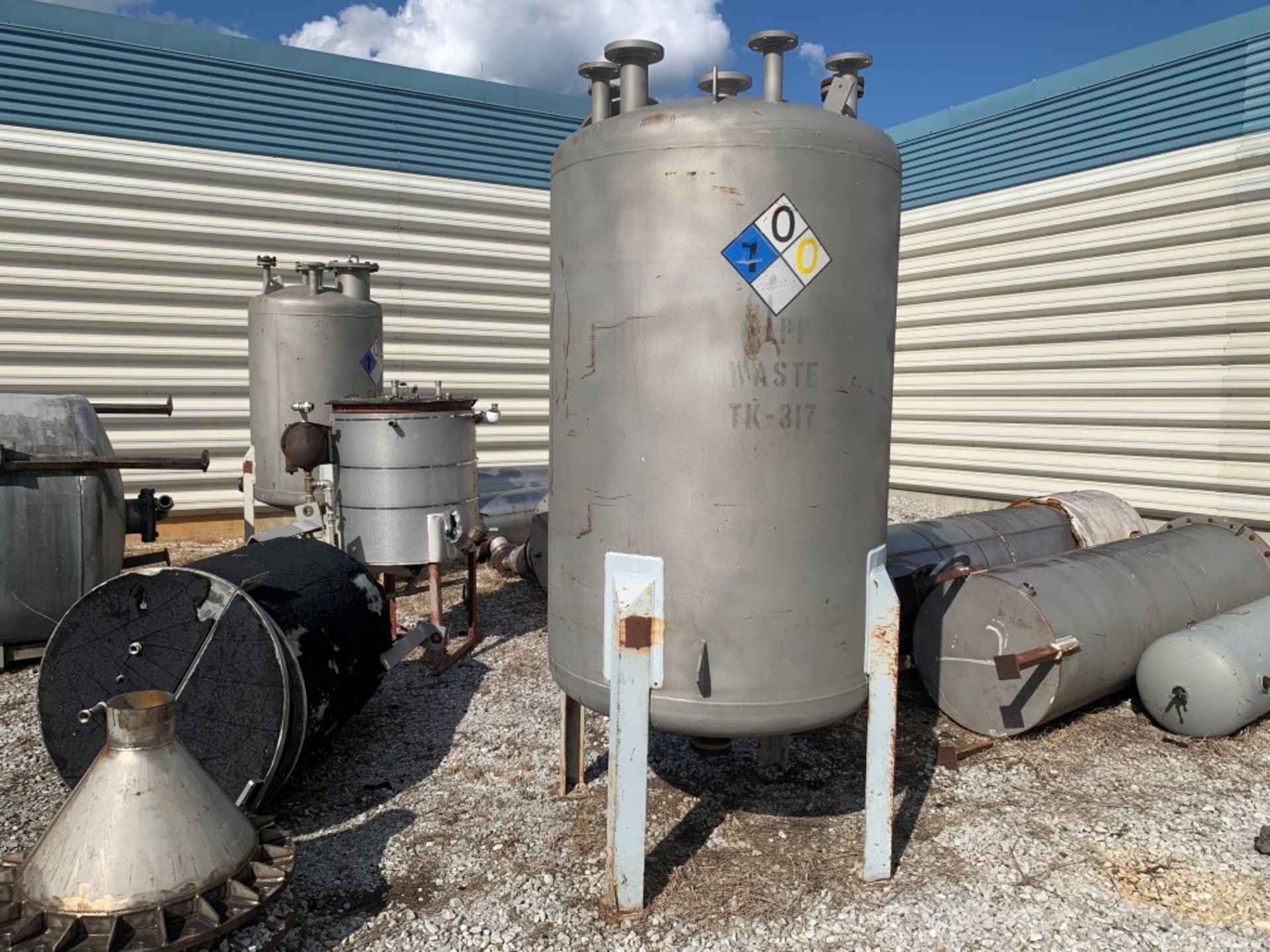 Approx 7’ x 4’ 640 Gal Campbell 304 Stainless Steel Tank Manuf: Campbell Category: Tank Capacit - Image 4 of 10