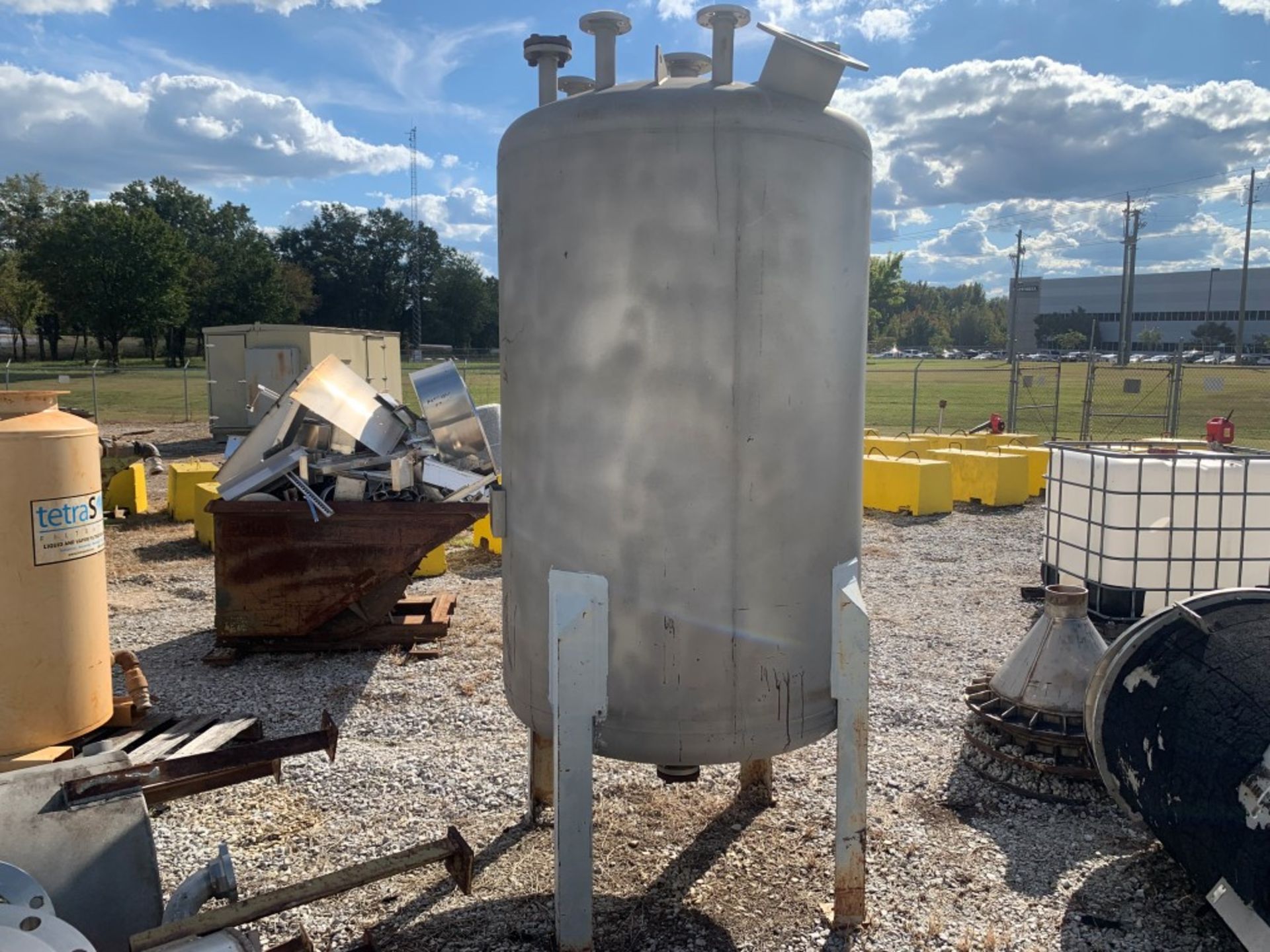 Approx 7’ x 4’ 640 Gal Campbell 304 Stainless Steel Tank Manuf: Campbell Category: Tank Capacit