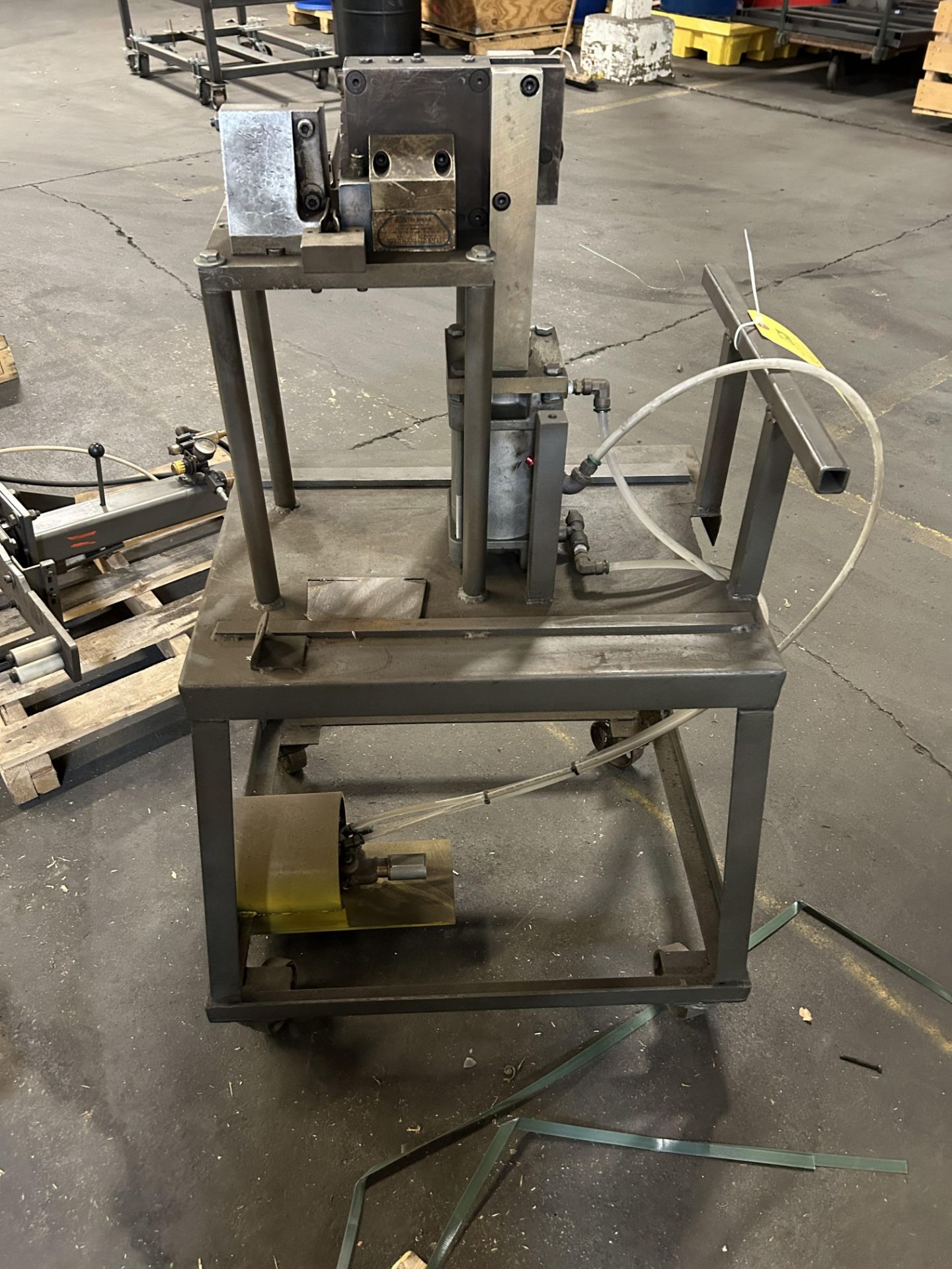 Alo Shear, 3-1/8'' Pneumatic Shear w/ roller stand, Rigging/Loading Fee: $25 - Image 3 of 4