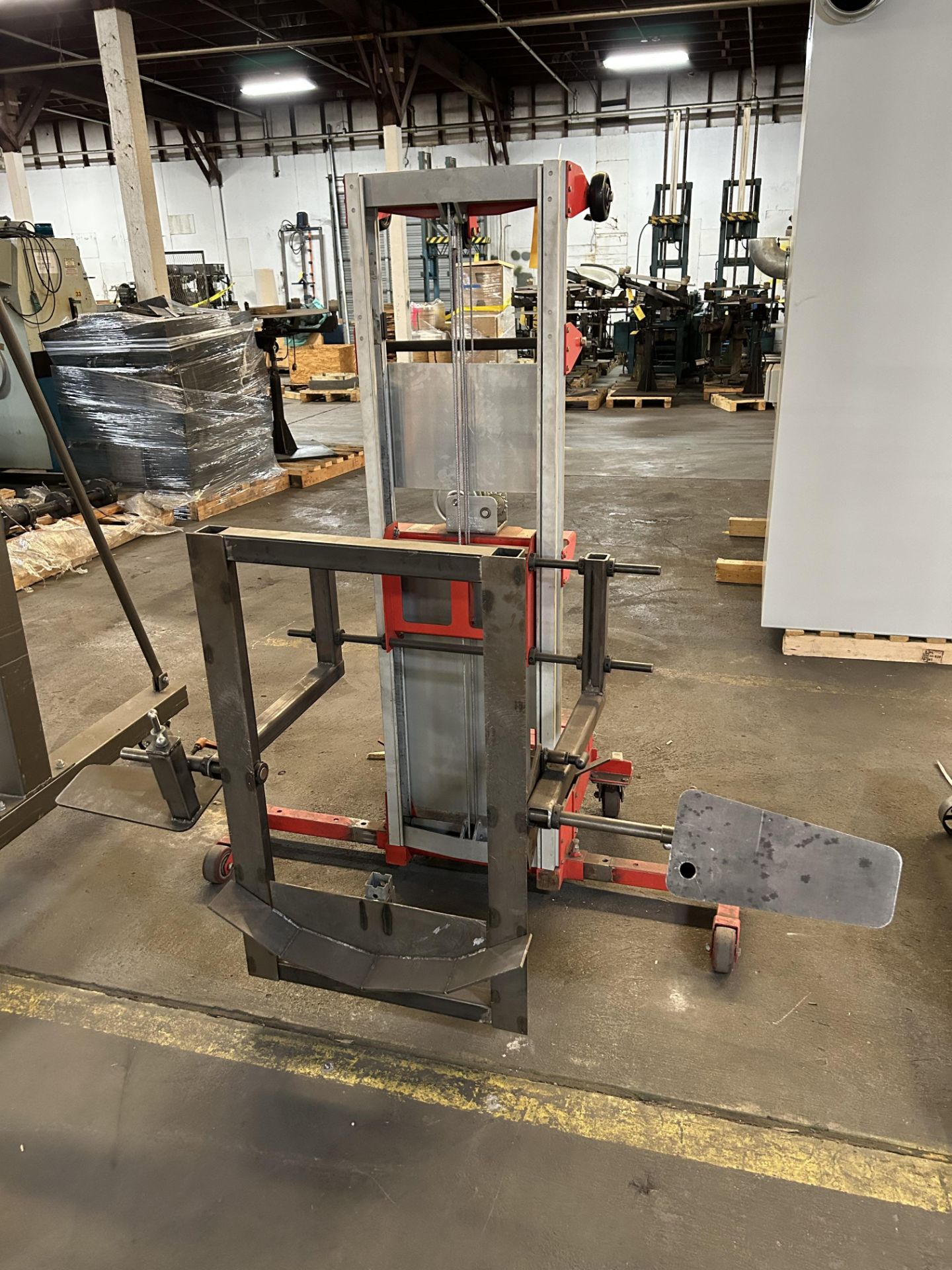Dutton-Lainson Utility Lift, Max Load Capacity 400 Lbs, Rigging/Loading Fee: $50 - Image 2 of 5