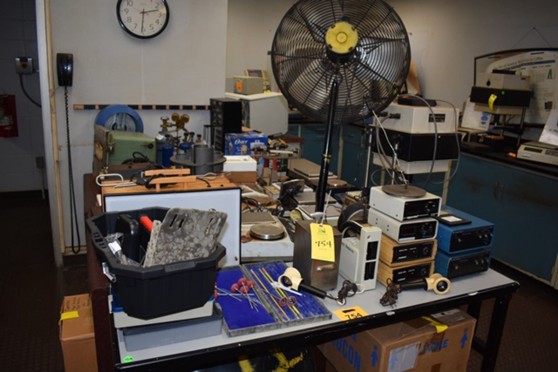 [Lot] Lab equipment including scales, vacuum pumps, oven, light boxes, timers, gauges, optical