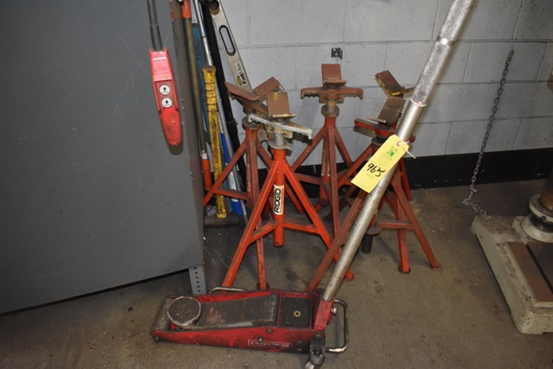 [Lot] Floor jack and stands