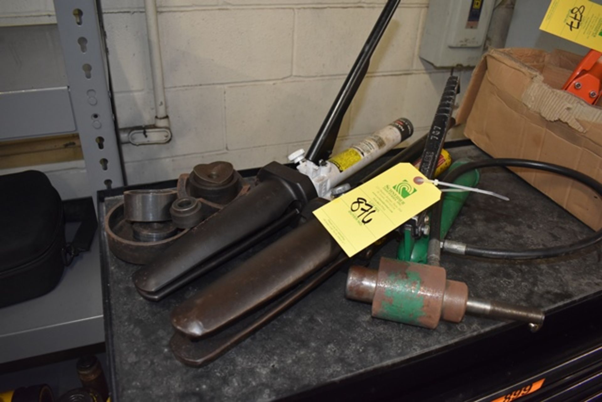 [Lot] (3) Hydraulic hand pumps, (2) expanders, (1) jack