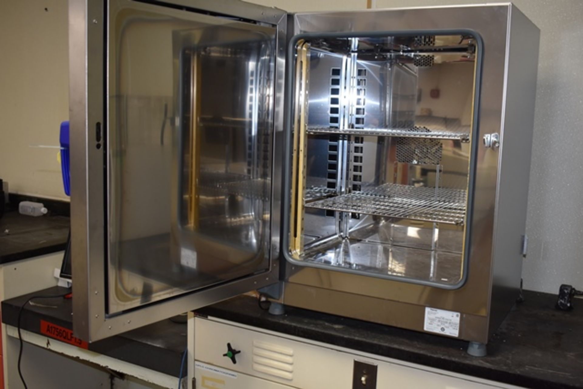 Fischer Scientific lab oven, mod. Isotemp 100L, s/n 42143459 - Image 2 of 3