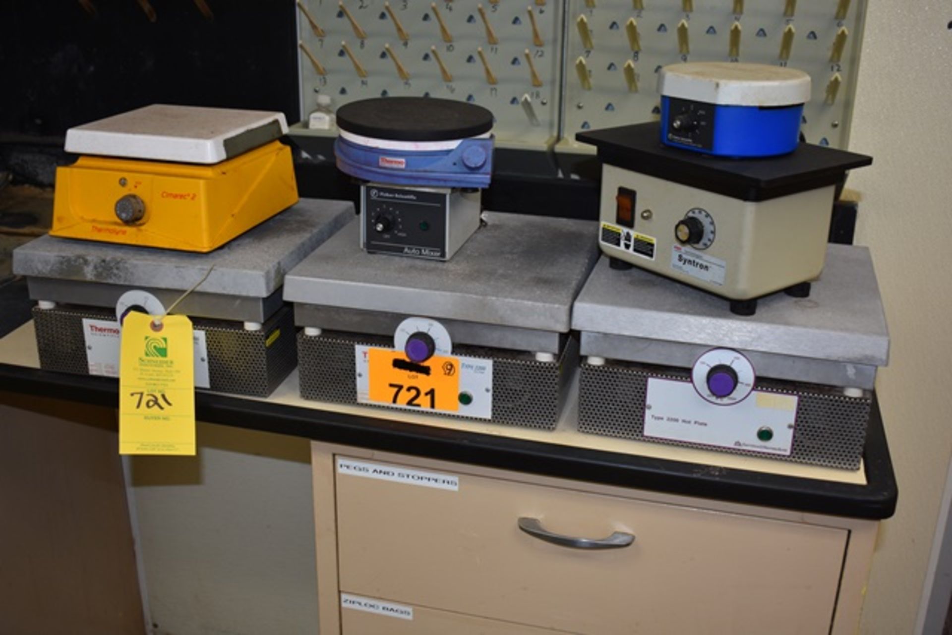 [Lot] (8) Hot plates and magnetic stirrers, (3) Thermo 2200 hot plates, (5) magnetic stirrers