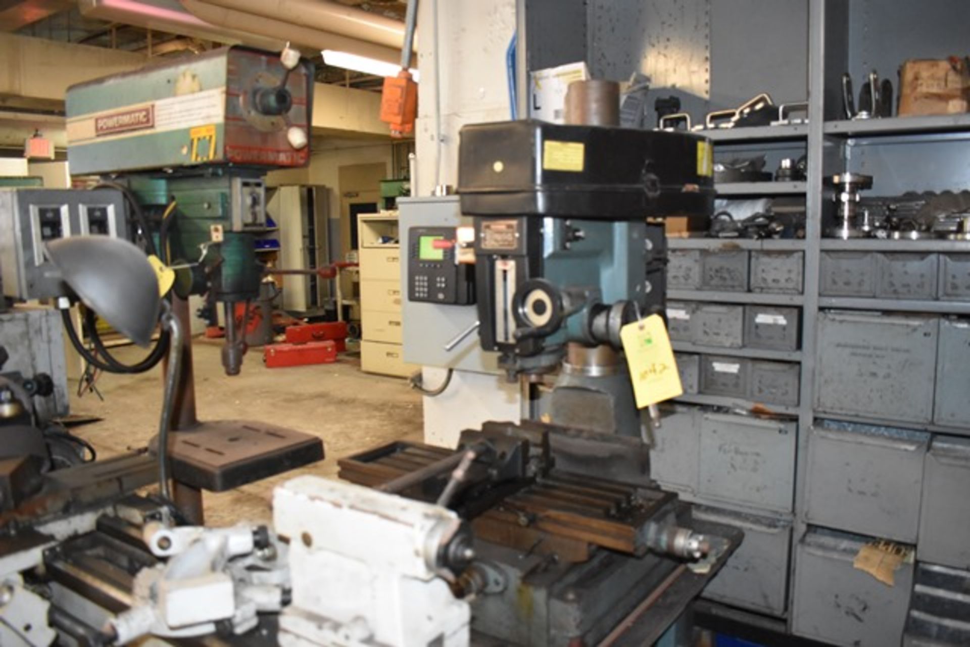 Milling and drilling machine, 30" bed with machinist vise