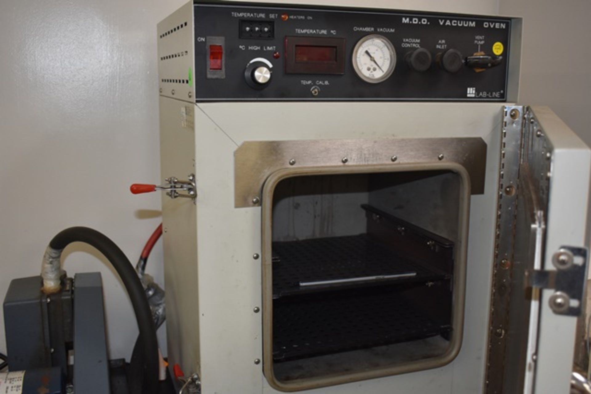Lab Line vacuum oven, mod. 3623 MDD, s/n 10950015 with Welch 1399 dual seal vacuum pump, 1/3 hp - Image 2 of 2