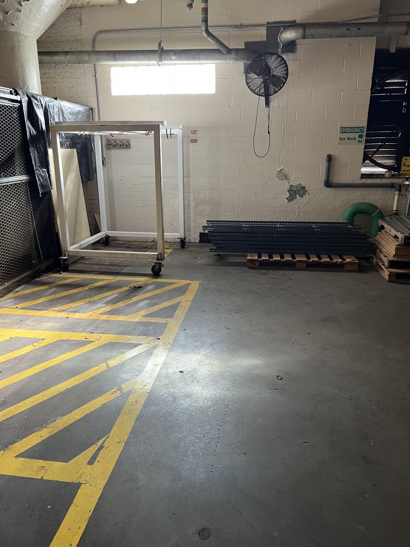 [Lot] Miscellaneous shelving, dock carts, frames