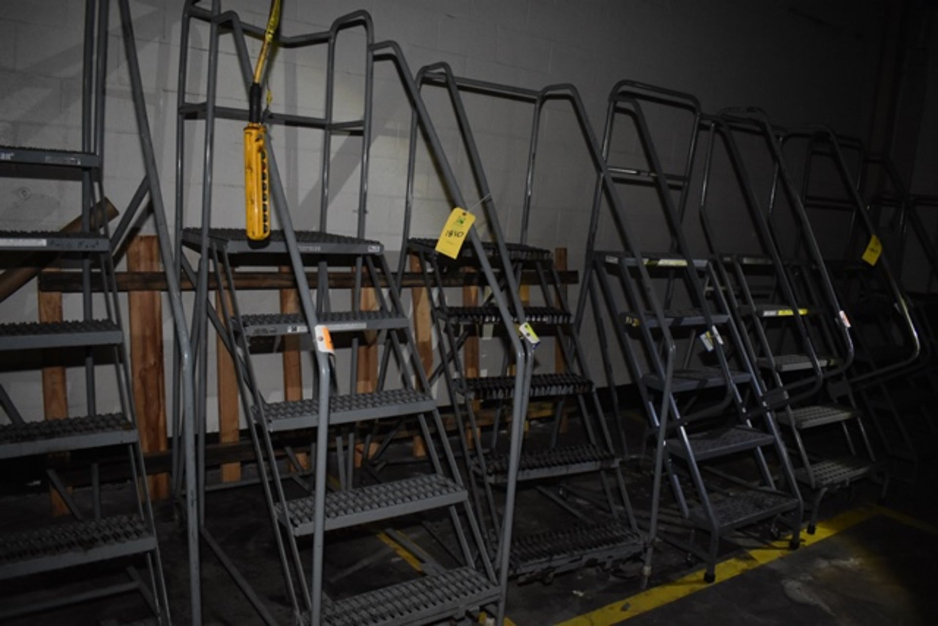 [Lot] (3) 5-step safety ladders (mobile)
