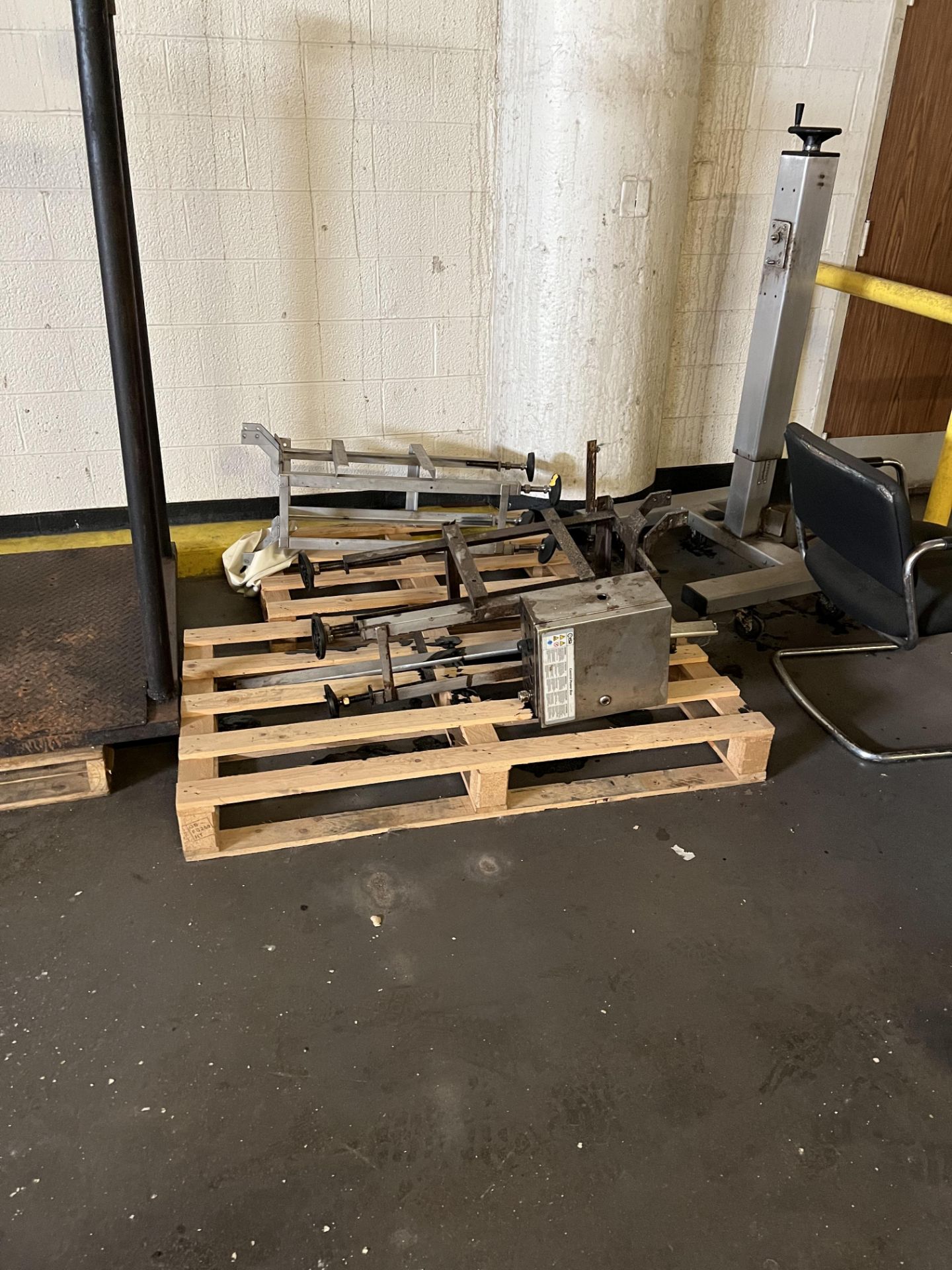[Lot] Miscellaneous shelving, dock carts, frames - Image 4 of 5