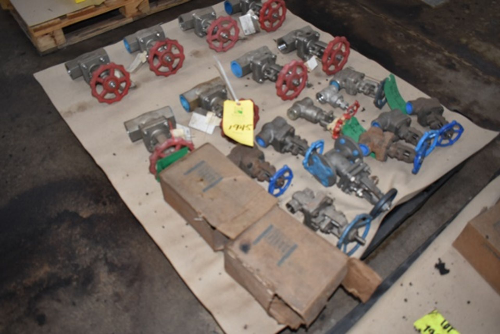 [Lot] Asst valves on (2) pallets