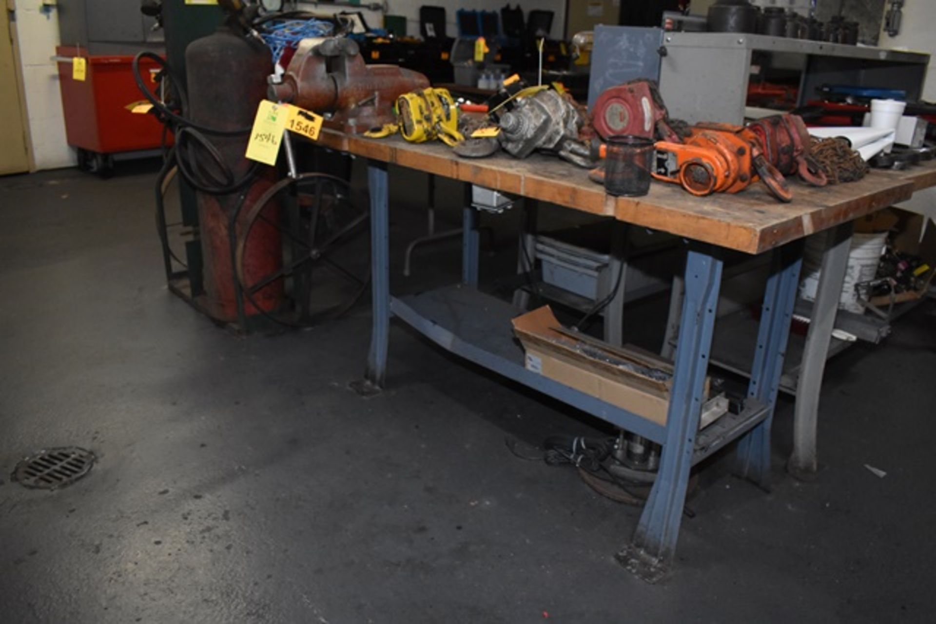 [Lot] (3) Work tables, (1) with vise