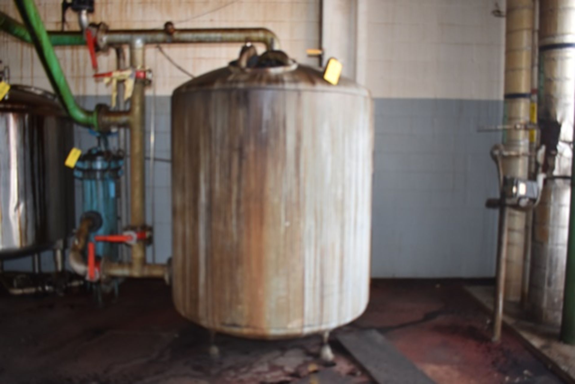 SS Storage tank approx 600 gal each, 60"dia, 4' dome top/dish bottoms, with top