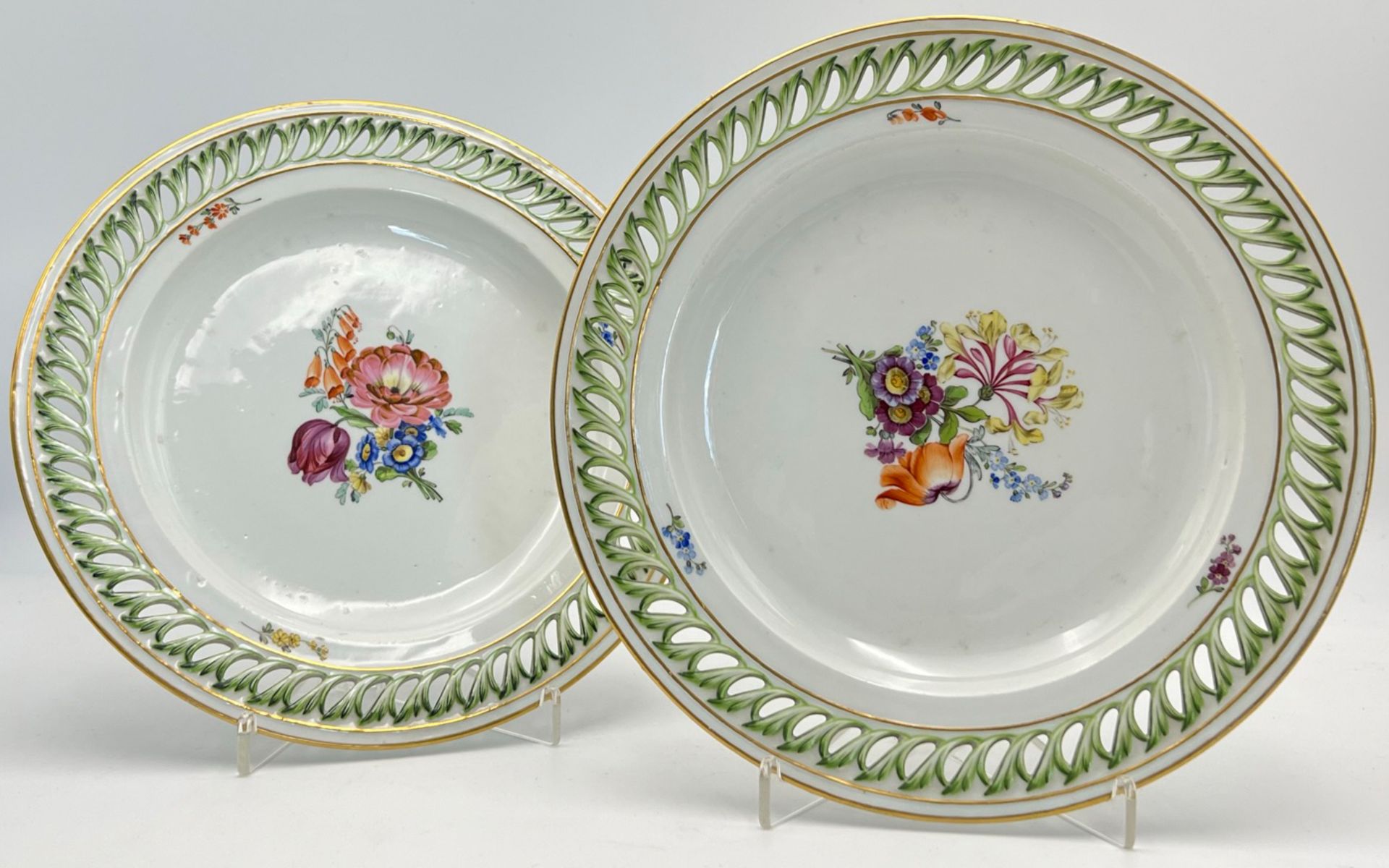 Zwei Teller mit Blumendekor. Meissen. Marcolini-Zeit.