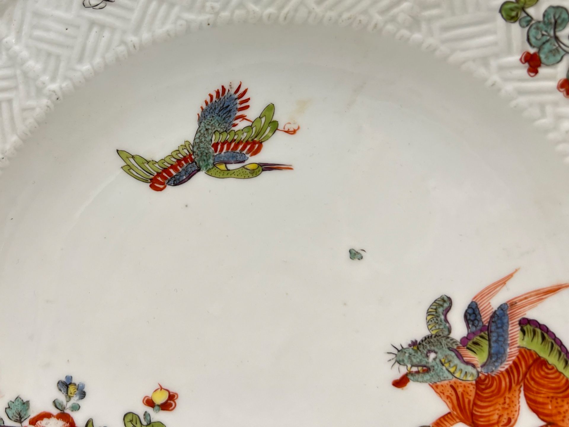 Teller von Meissen. "Kakiemon, Kranich und fliegender Hund". Dazu ein weiterer Teller. - Image 8 of 16