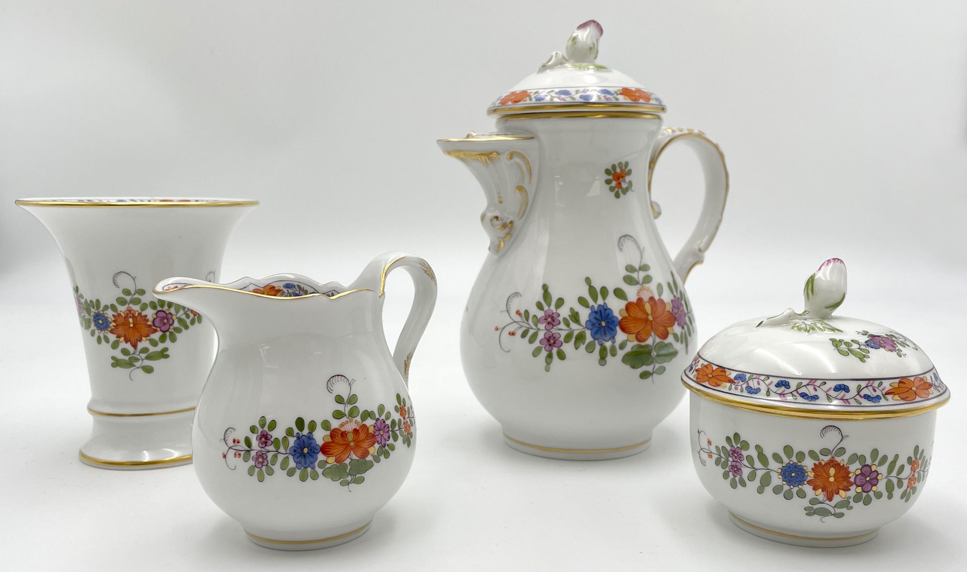 4 Porzellanteile. Meissen. 1. Wahl. Dekor: "Indische Blumenmalerei".