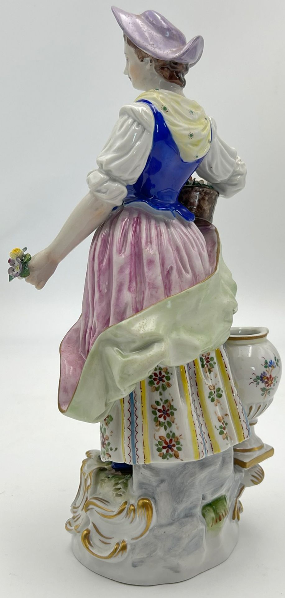 Porzellanfigur Blumenverkäuferin. Rudolstadt. Entwurf: Ernst Bohne (1854 - 1920). - Bild 3 aus 17