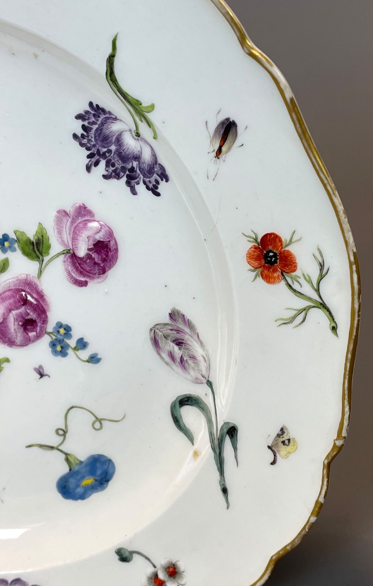 Antiker Teller Meissen mit Blumen- und Insektendekor. Wohl um 1750. - Image 4 of 11