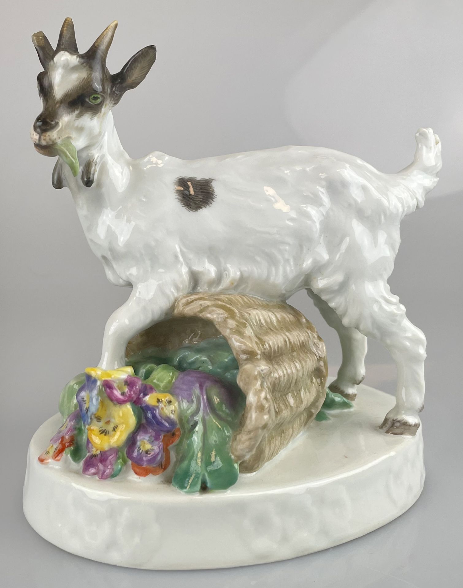 Porzellanfigur Meissen "Ziege mit Korb". 1. Wahl. Um 1940.