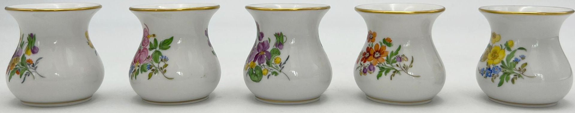 Fünf kleine Vasen. Meissen. 1. und 3. Wahl. Blumendekor. - Bild 2 aus 10