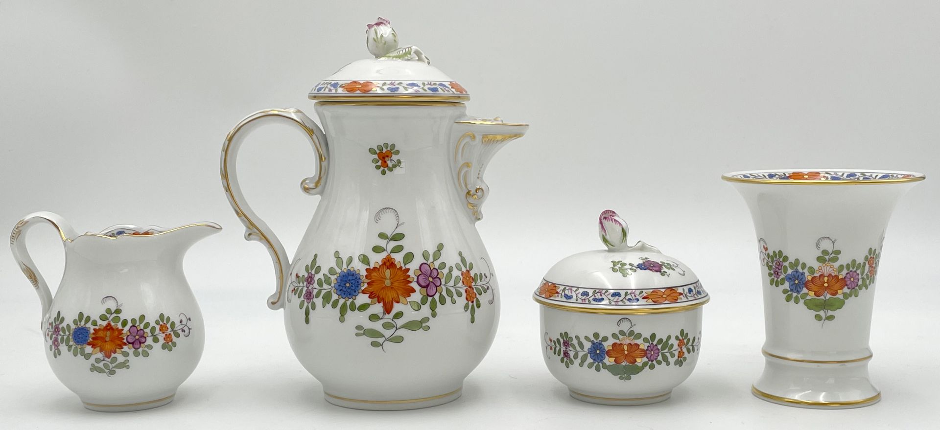 4 Porzellanteile. Meissen. 1. Wahl. Dekor: "Indische Blumenmalerei". - Bild 4 aus 18