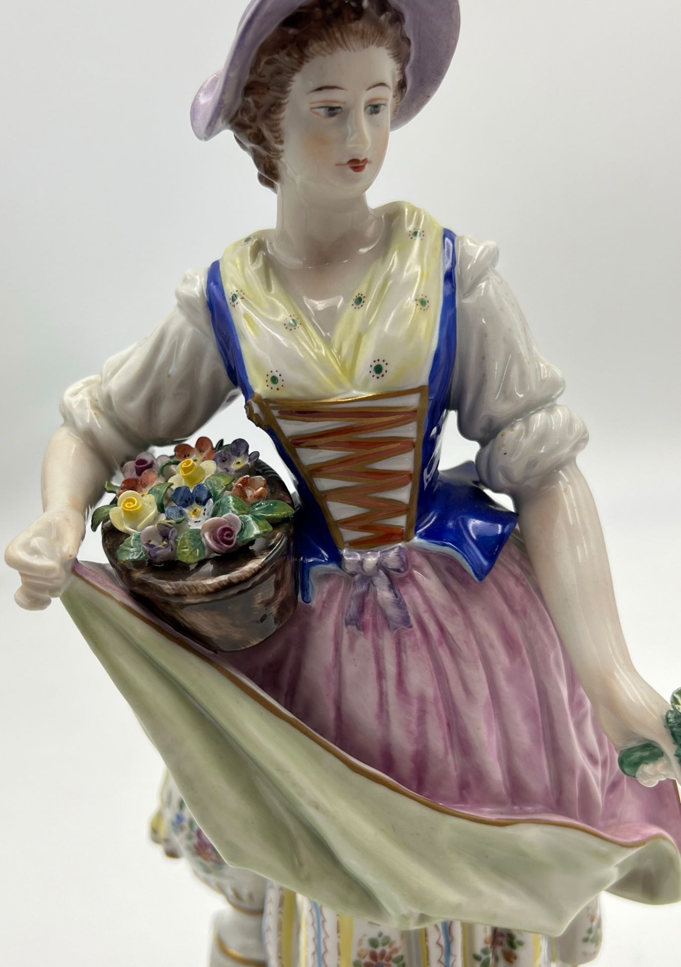 Porzellanfigur Blumenverkäuferin. Rudolstadt. Entwurf: Ernst Bohne (1854 - 1920). - Bild 7 aus 17