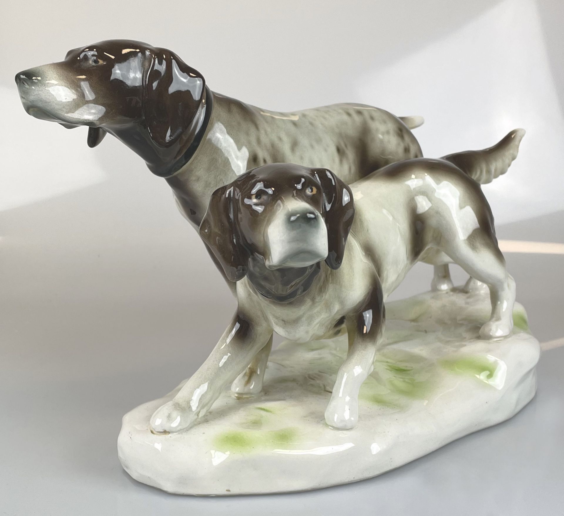 Große Porzellanfigur von Volkstedt. Englisch Pointer Jagdhunde.