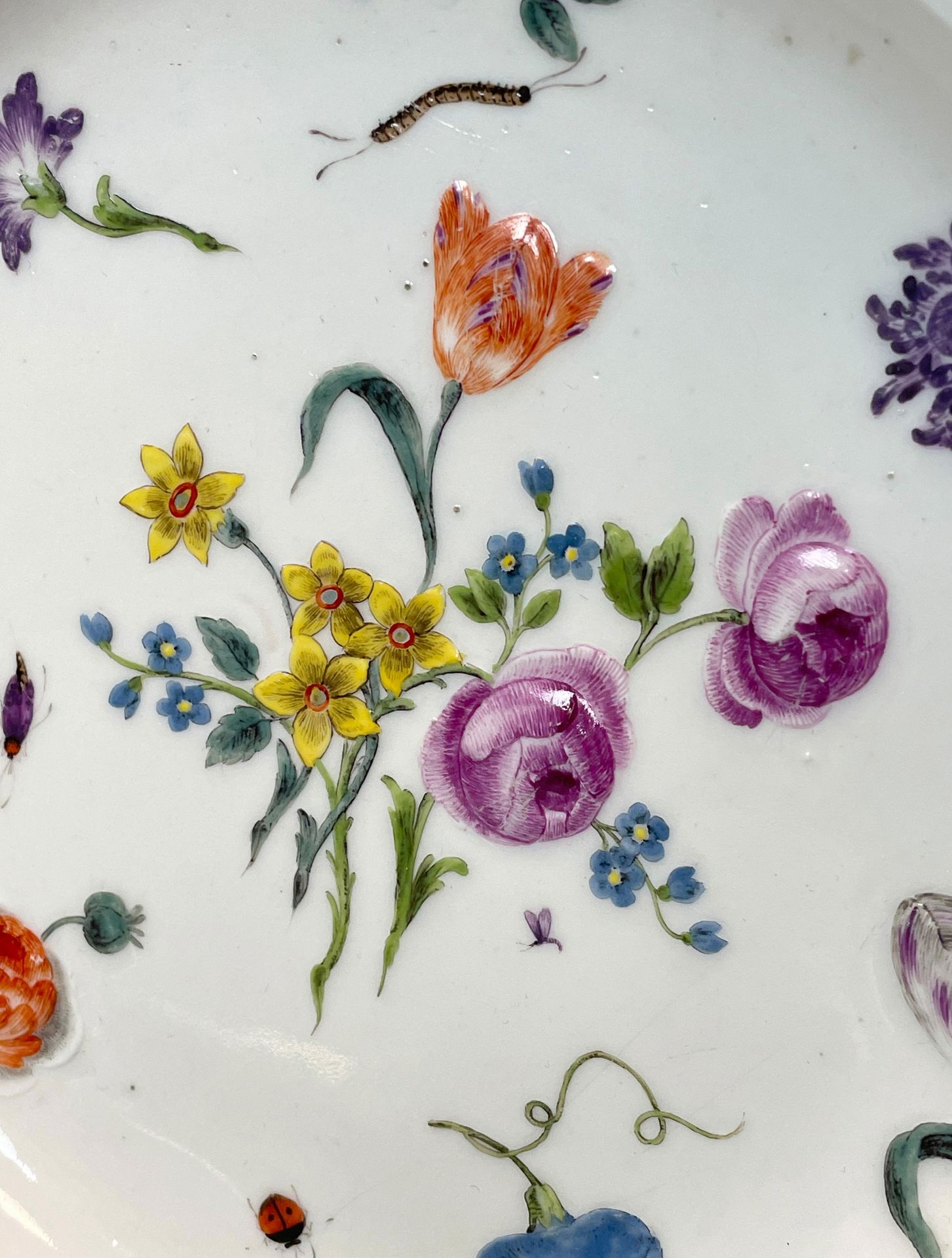 Antiker Teller Meissen mit Blumen- und Insektendekor. Wohl um 1750. - Image 3 of 11