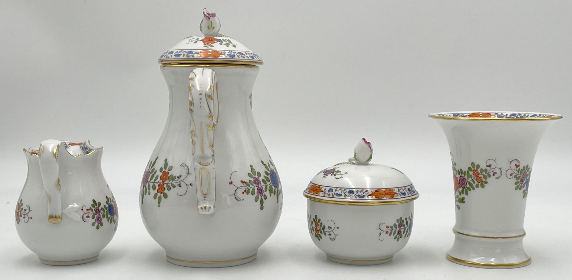 4 Porzellanteile. Meissen. 1. Wahl. Dekor: "Indische Blumenmalerei". - Bild 3 aus 18