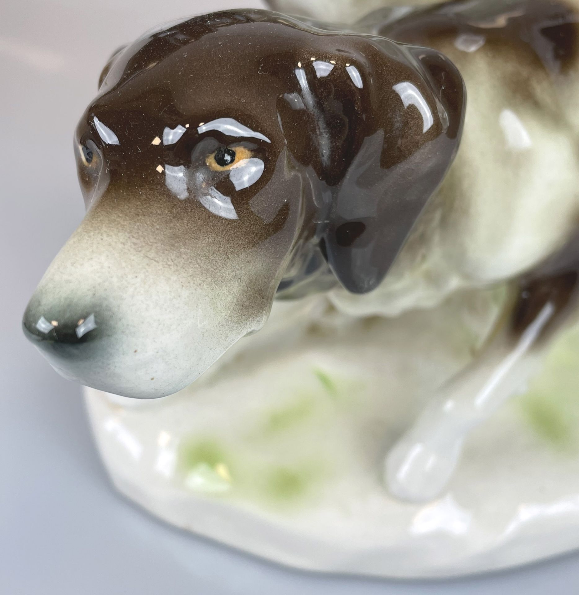 Große Porzellanfigur von Volkstedt. Englisch Pointer Jagdhunde. - Bild 6 aus 10