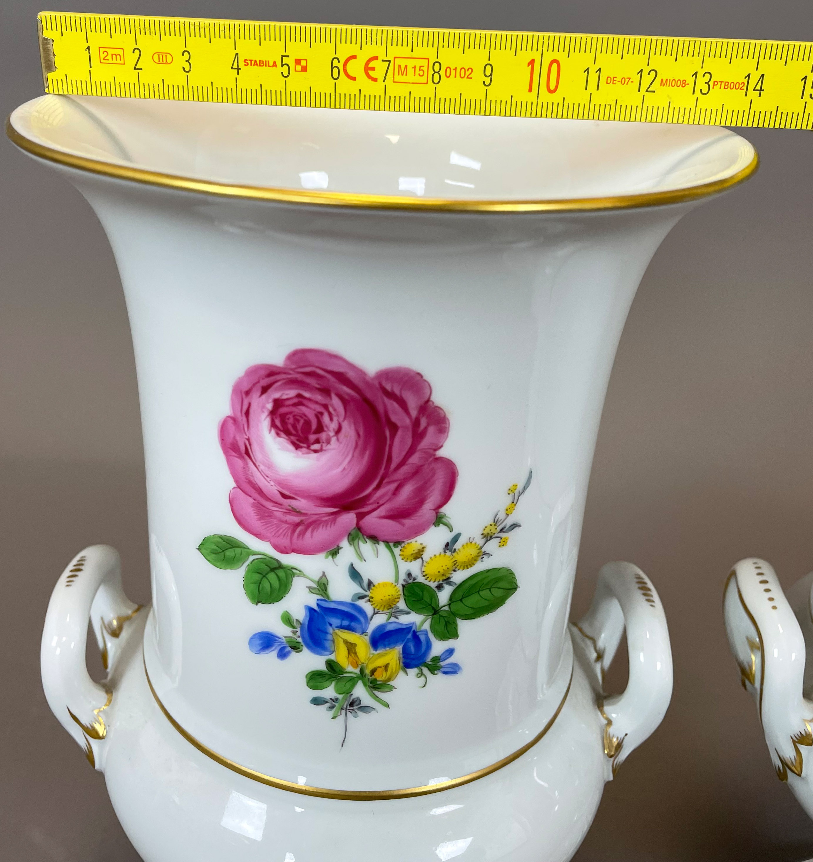 Ein Paar Pokalvasen mit Henkeln. Meissen. 1. Wahl. Blumendekor. - Image 14 of 14